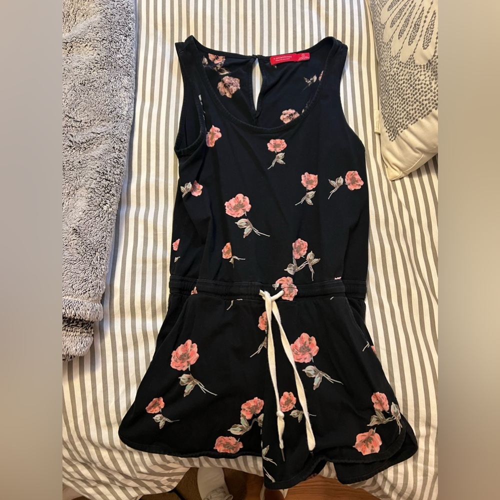 Size small n: philanthropy floral romper. BEAUTIFUL